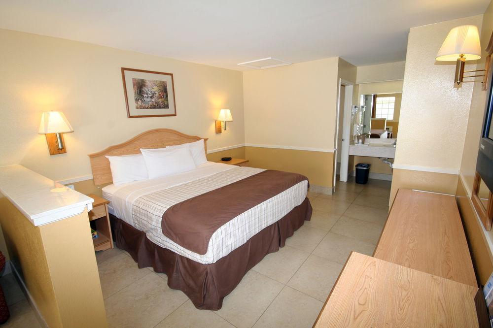 Edinburg Executive Inn Bagian luar foto