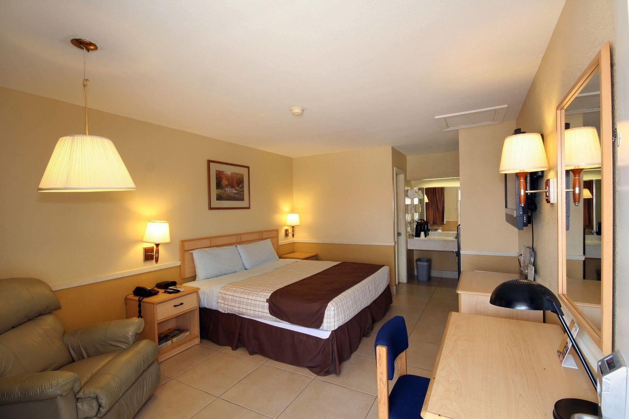 Edinburg Executive Inn Bagian luar foto